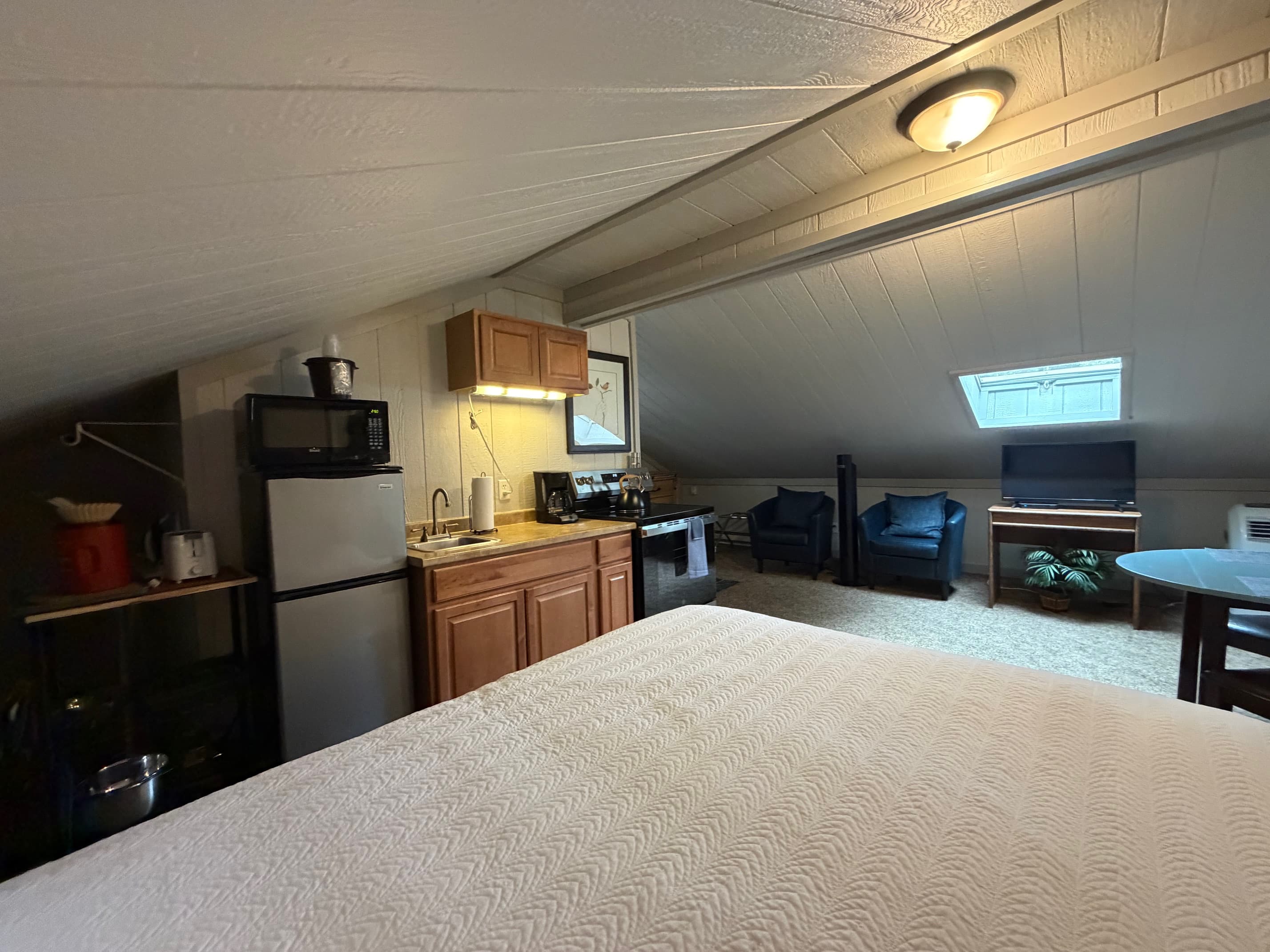 All large appliances; stove, refrigerator, micrwave, tea kettle, full size coffee maker with coffee, accoutrements, cookware and all dining essentials.